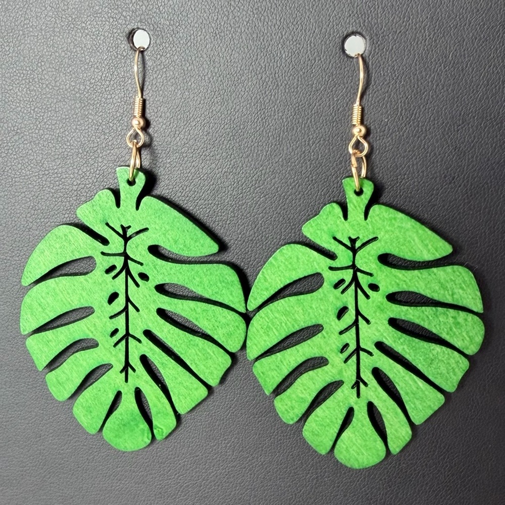 Nature Plant Lovers: Green Monstera Leaf Carved Wood Pendant Earrings 🌿